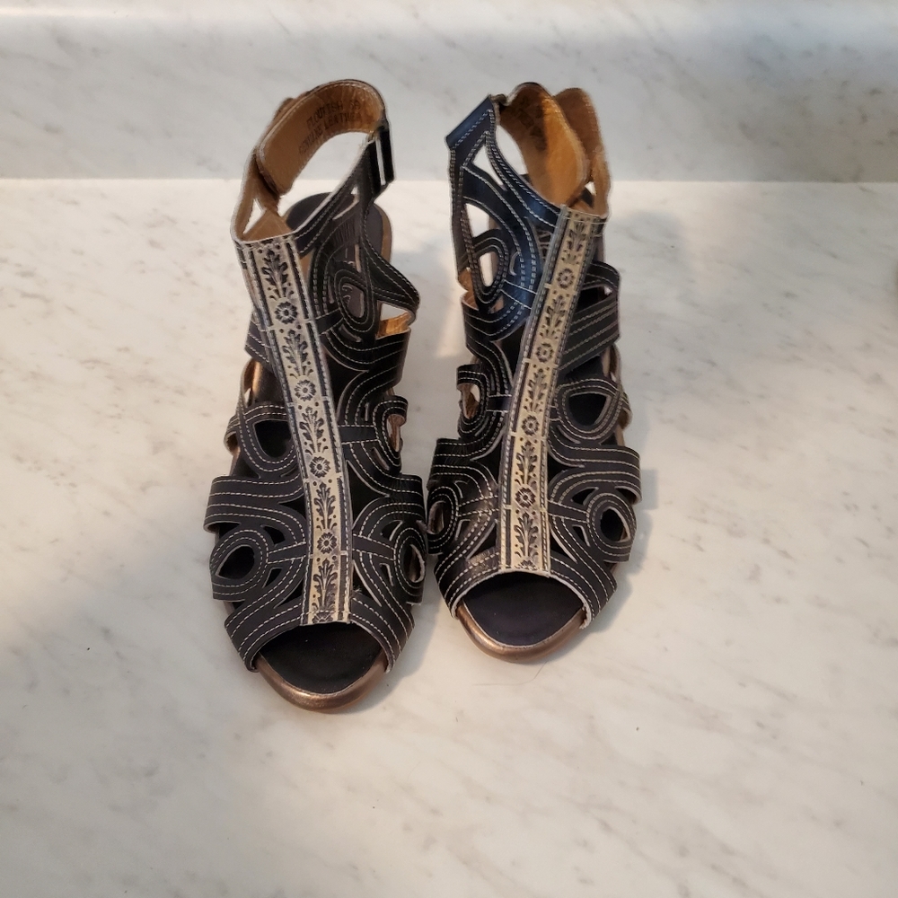 L'Artiste sandals